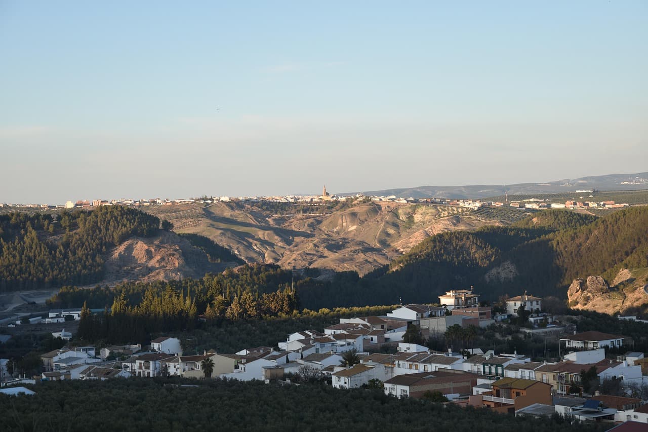 Grupo de residentes caminando por la calle principal de El Tejar, en el chat de Benamejí