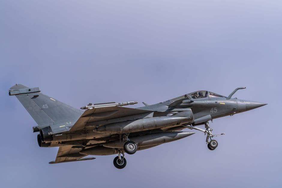 Avión de combate Dassault Rafale volando sobre Los Llanos, en el chat de Rafal