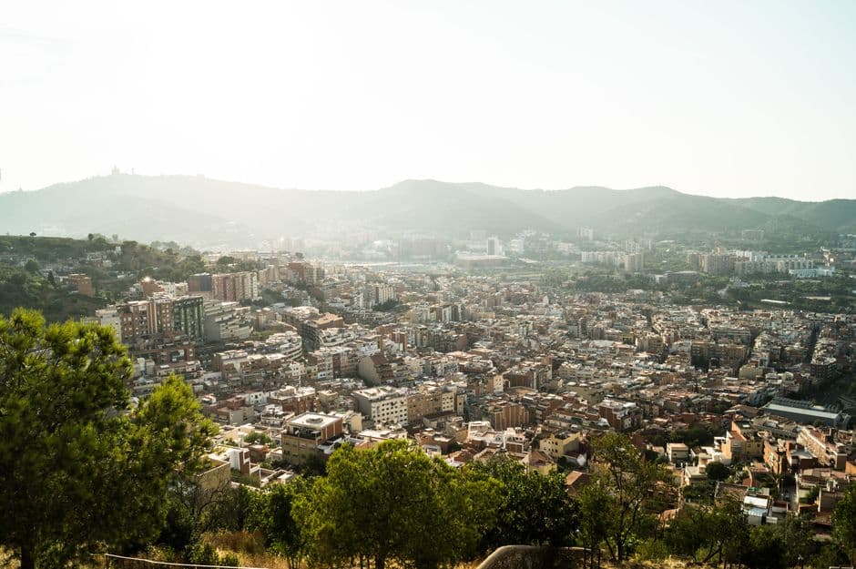 Vista del perfil urbano de Barcelona desde una colina, en el chat de Collbató
