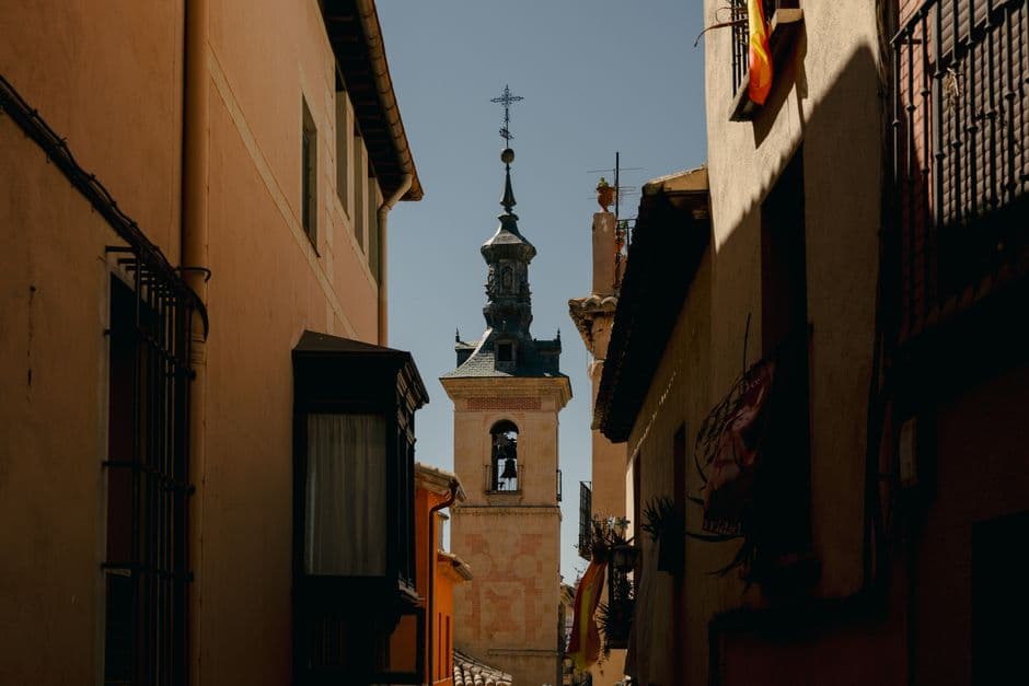 una calle española con torre de campanas en Toledo, en la sala de chat de Santaella