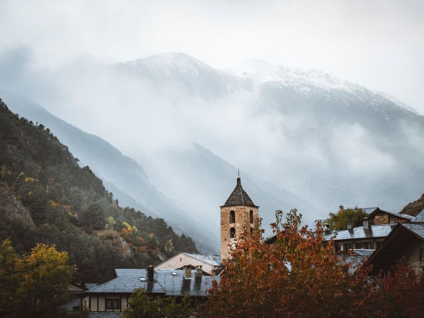 Torre de una iglesia en un paisaje montañoso, en la sala de chat de Ordino