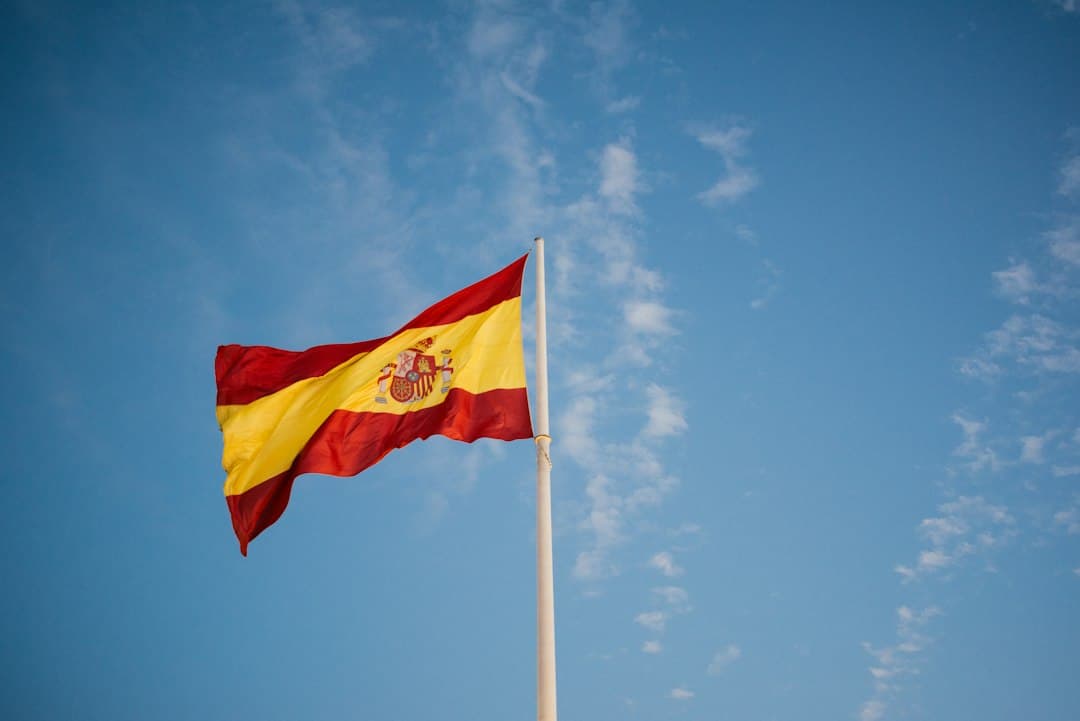 Bandera roja y amarilla ondeando en un asta, en la sala de chat de O Saviñao