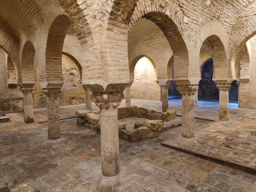 Baños árabes antiguos con arcos y mosaicos, en el chat de Valdepeñas de Jaén