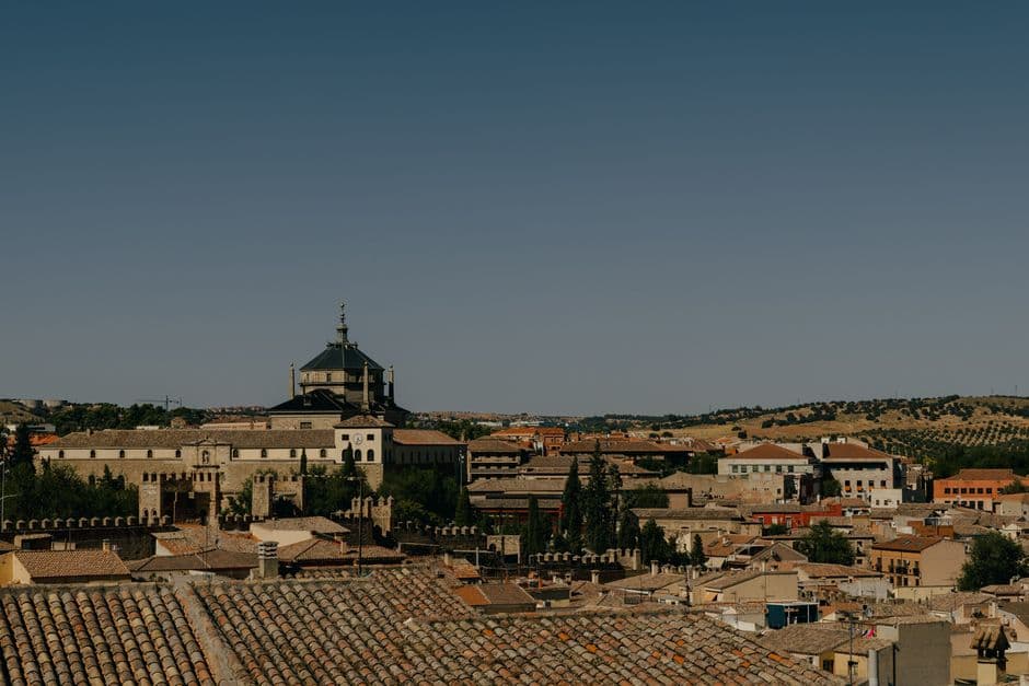 Vista panorámica de Toledo histórico con murallas y catedral, en la sala de chat de Barcarrota