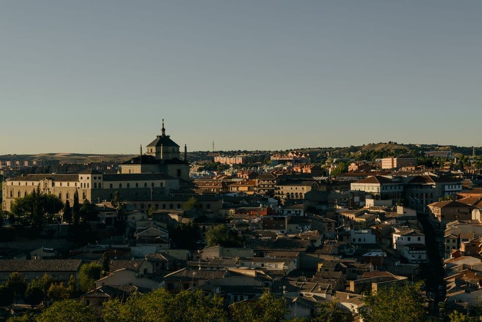 Vista panorámica de Toledo al atardecer con luces encendidas, en el chat de Juneda
