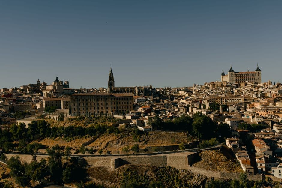 Panorámica de Toledo con catedral, en la sala de chat de La Pobla de Montornès