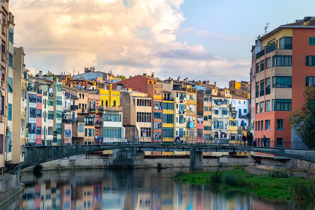 Ciudad con edificios junto a un río, en Girona, en el chat de La Jonquera