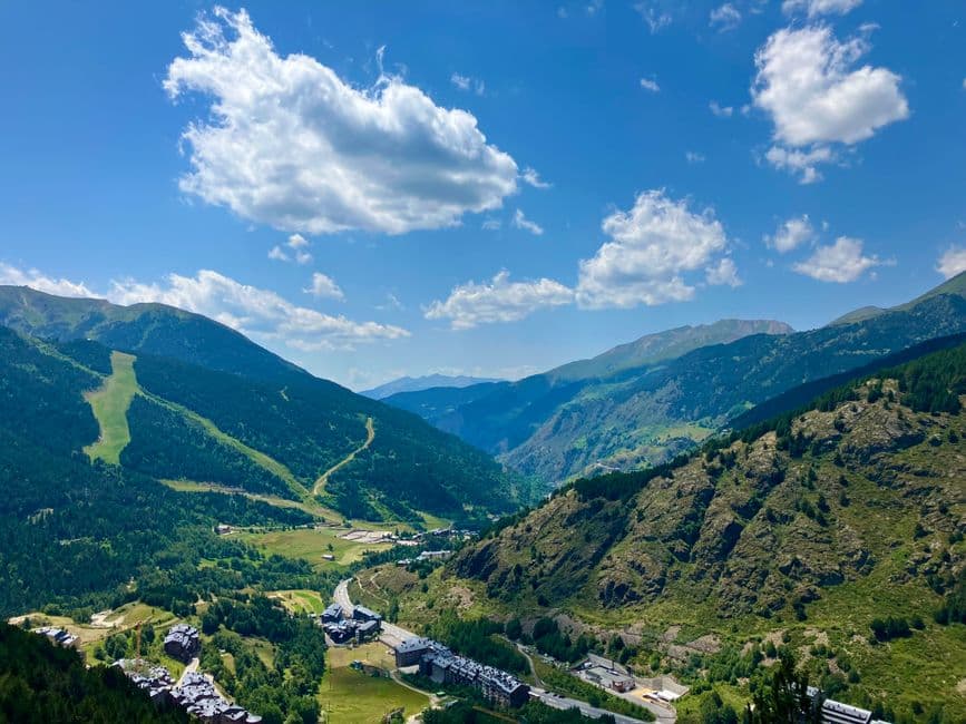 Valle con montañas y río, en la sala de chat de Canillo