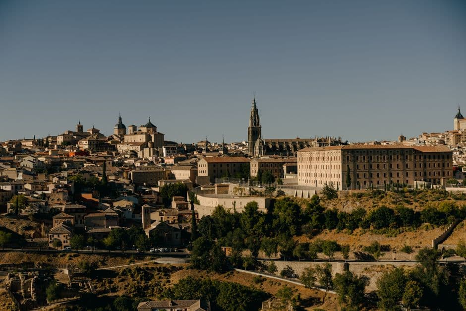 Vista de Toledo con el Alcázar y tejados rojizos, en la sala de chat de Rosselló