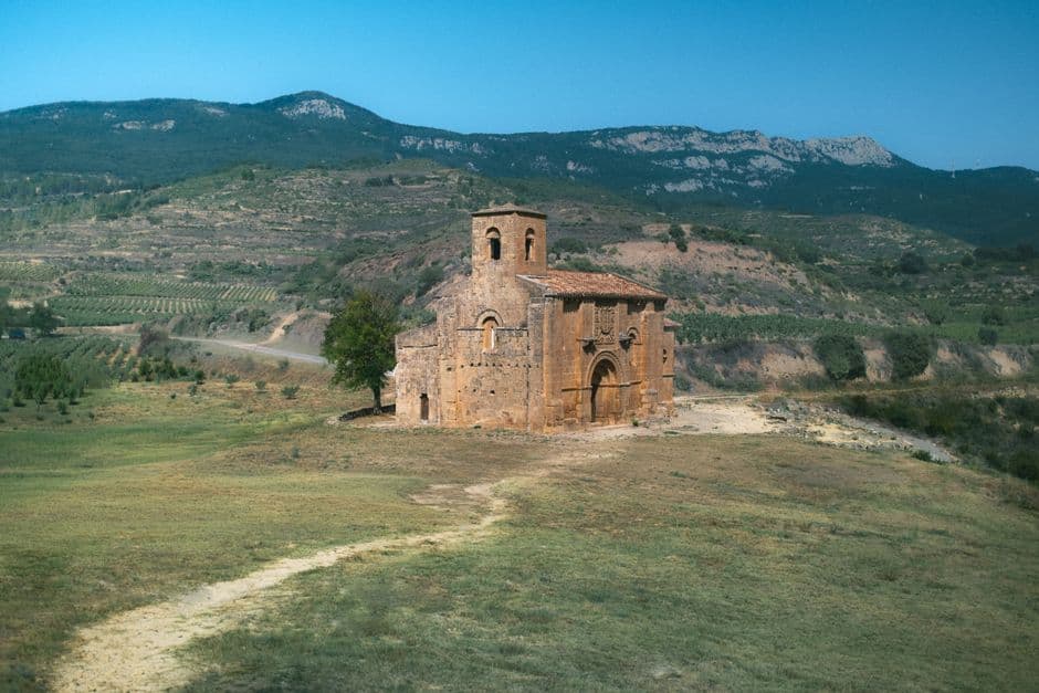 Iglesia de piedra bajo cielo azul, en el chat de Sant Joan de les Abadesses