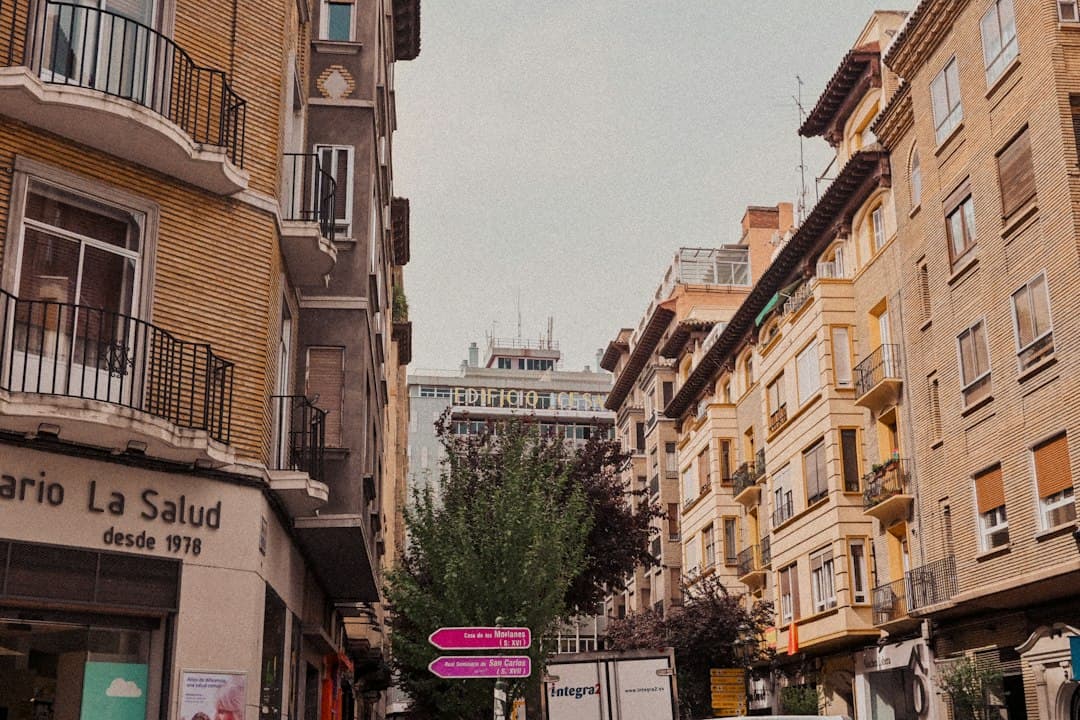Calle estrecha con edificios residenciales a ambos lados, en el chat de Cànoves i Samalús