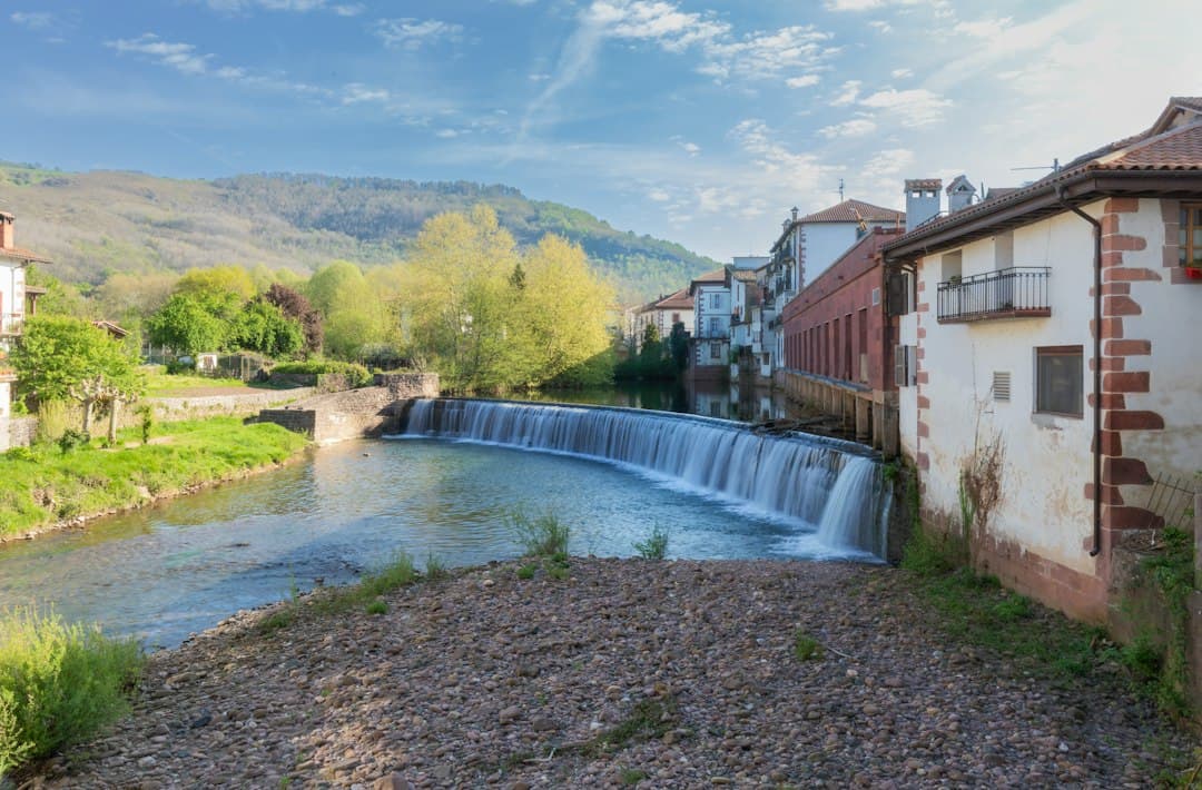 Cascada fluye junto a edificios tradicionales, en la sala de chat de Banyeres del Penedès