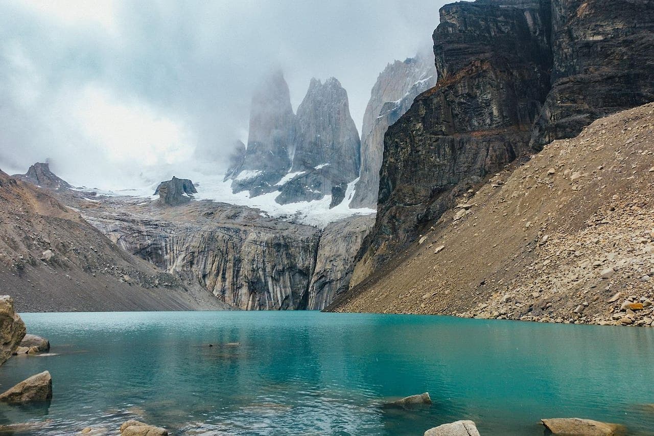 Montañas rocosas junto a un lago, en el chat de Lucena del Puerto