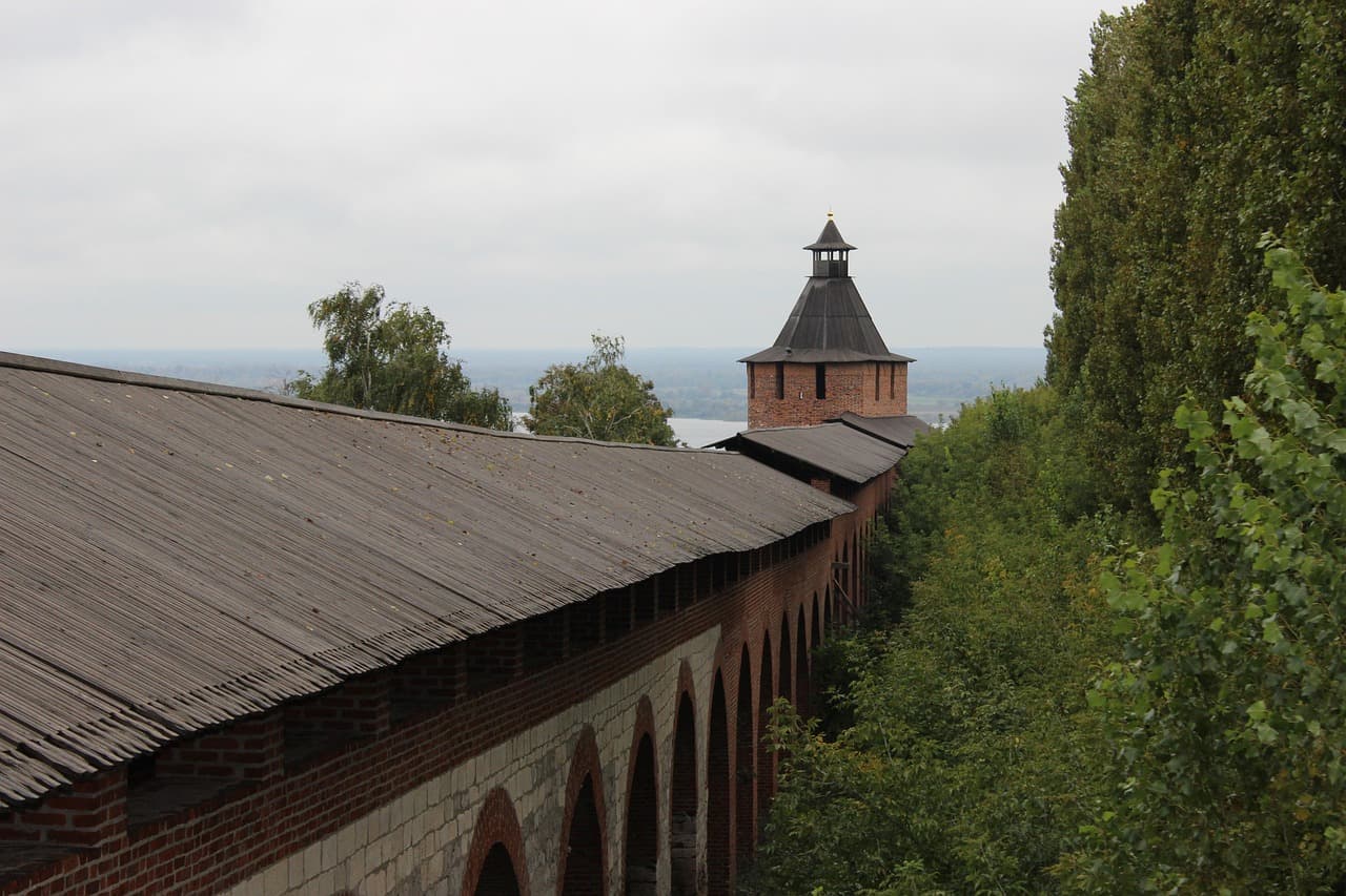Vista del Kremlin de Moscú con sus torres y cúpulas rojas, en el chat de Rus