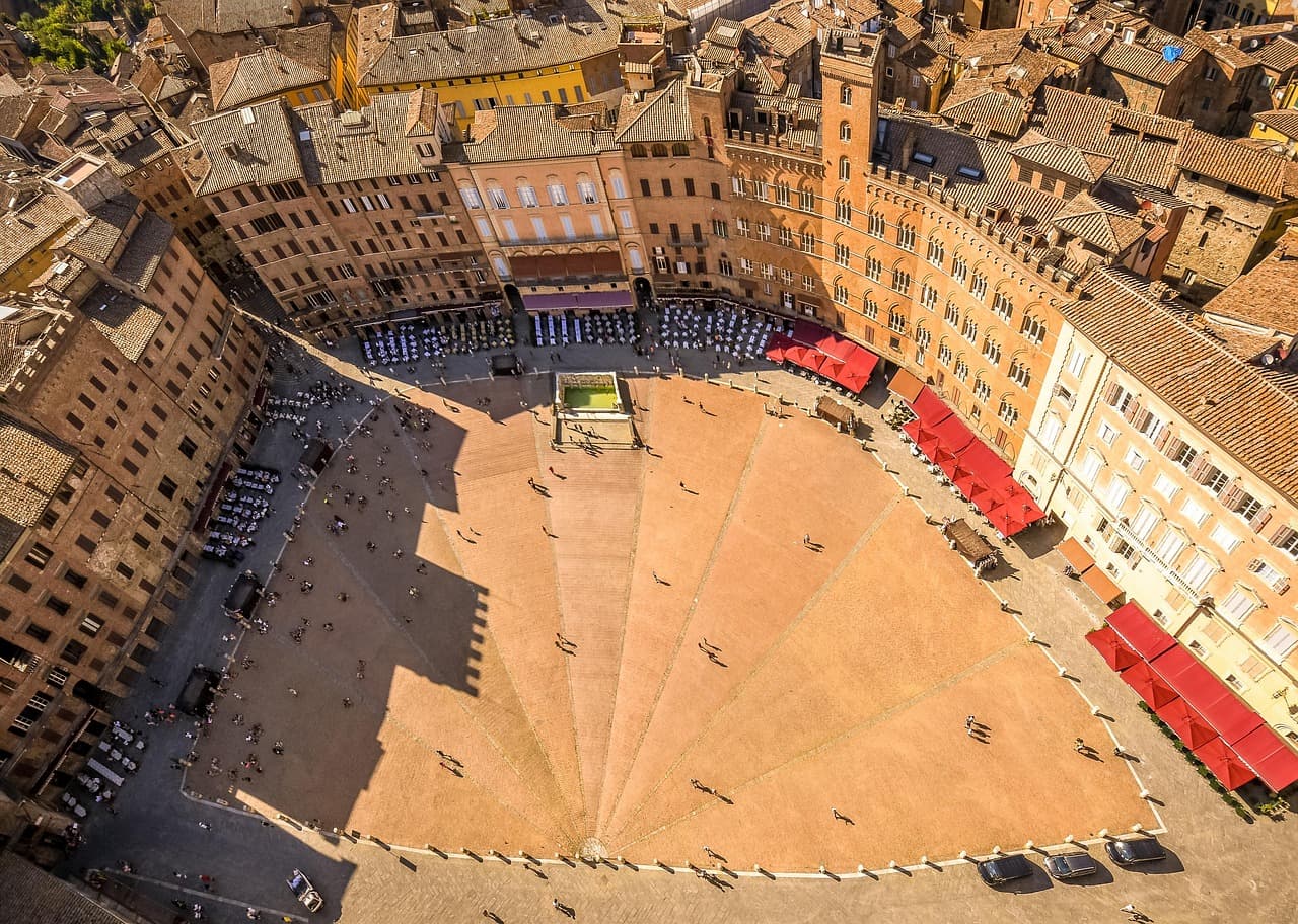 Plaza con Torre del Mangia, en la sala de chat de Paterna del Campo