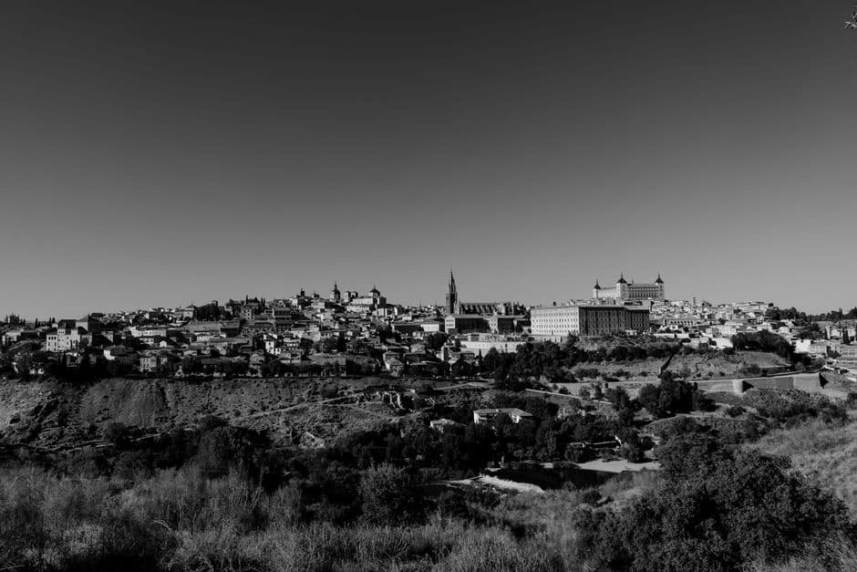 Silhouette de ciudad de Toledo en blanco y negro, en la sala de chat de Hornachos