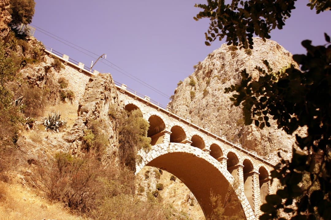 Puente de hormigón marrón bajo un cielo azul brillante, en la sala de chat de Humilladero
