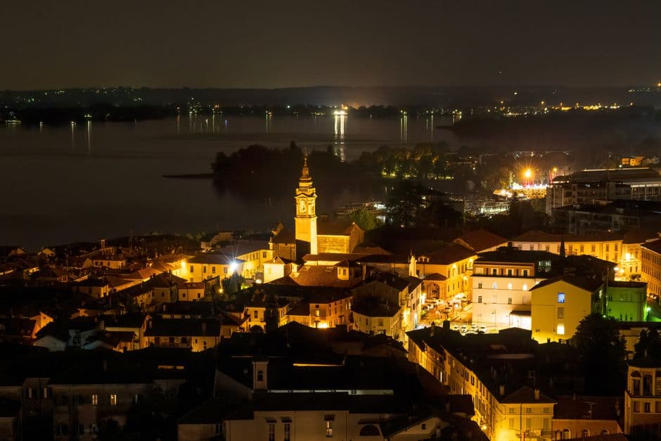 Pueblo a orillas del lago iluminado bajo noche, en la sala de chat de Caldes d'Estrac