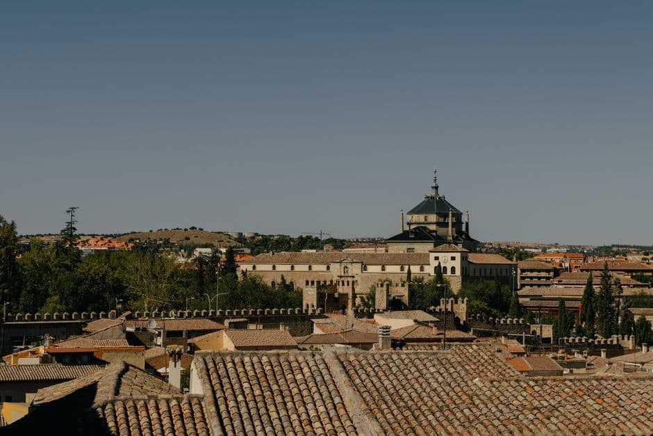 Panorámica de una ciudad con edificios históricos, en el chat de Móra la Nova