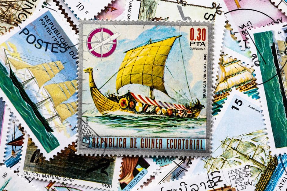 Colección colorida de sellos postales vintage sobre fondo claro, en el chat de Bata