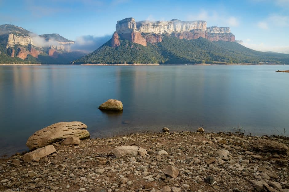 Montaña junto a un lago reflejando el cielo, en el chat de Les Masies de Voltregà
