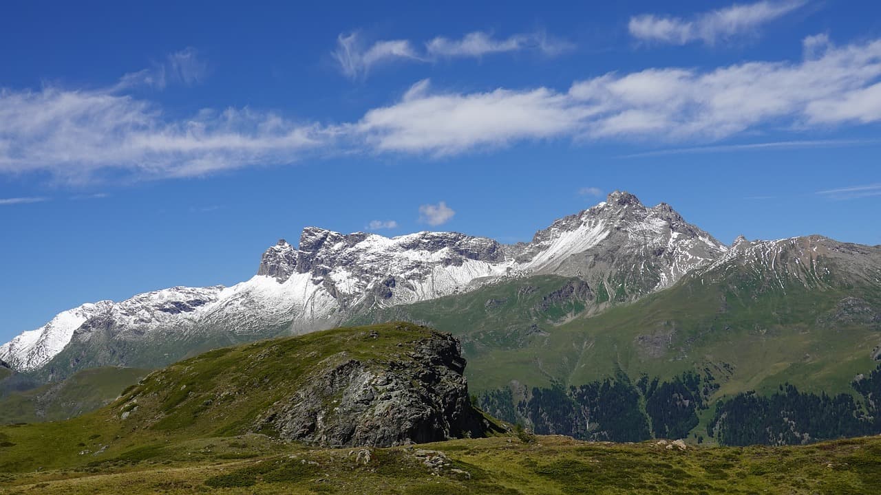 Montañas cubiertas de nieve y rocas alpinas bajo un cielo gris, en el chat de Flix