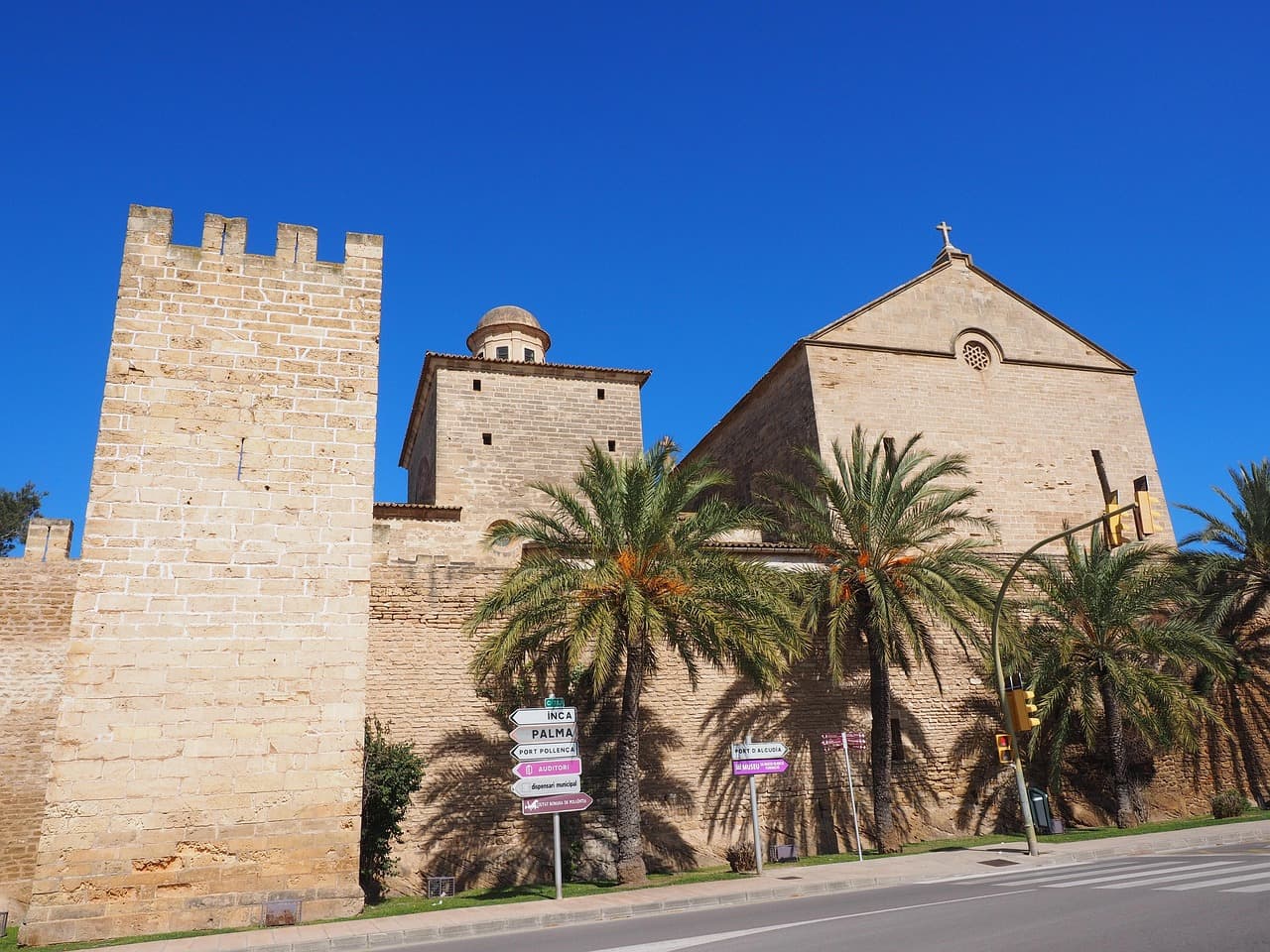 Iglesia gótica con torre y ventanales, en la sala de chat de Sant Julià de Vilatorta