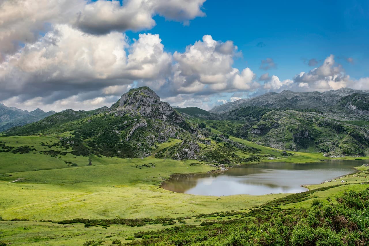 Lagos de montaña rodeados de pinos y picos nevados, en el chat de Coaña