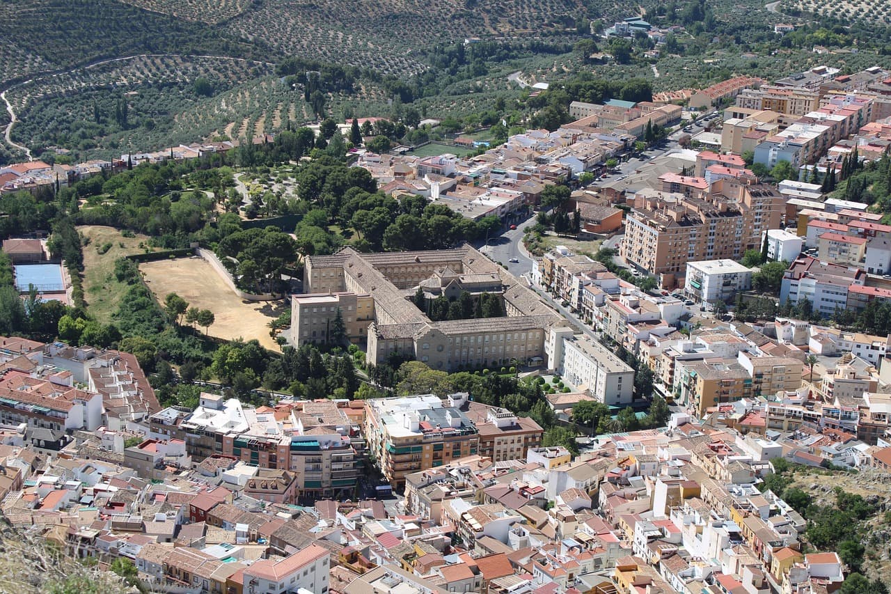 Ciudad de Jaén con catedral y colinas al fondo, en la sala de chat de Jamilena