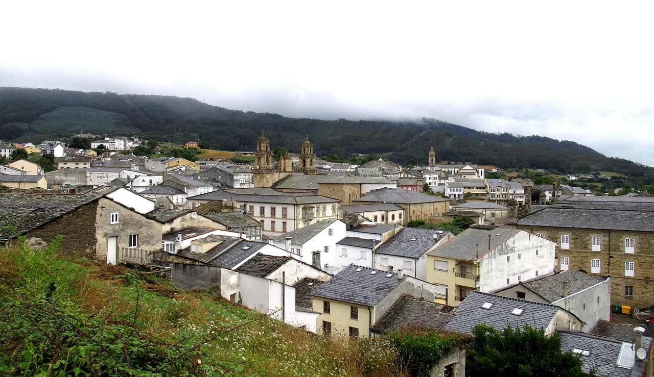 Catedral de Mondoñedo con su fachada gótica y campanario, en el chat de Mondoñedo