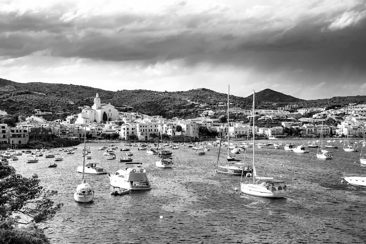 Barcos en el mar, con costa, pueblo y puerto, en el chat de Vilobí d'Onyar