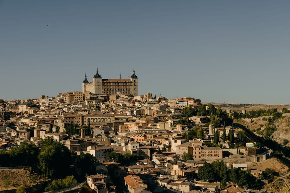 Vista de Toledo con Alcázar, en la sala de chat de Villanueva de la Concepción