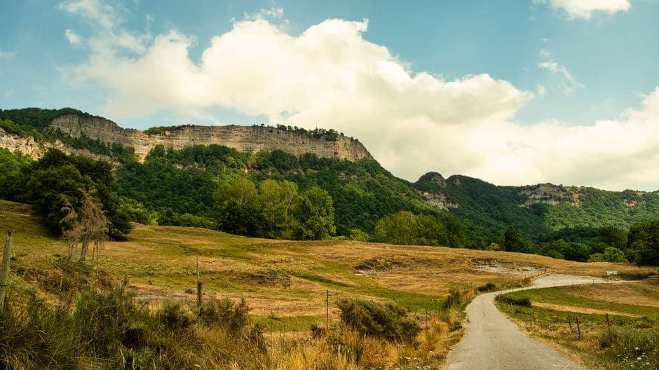 Camino de tierra en valle, en la sala de chat de La Vall d'en Bas