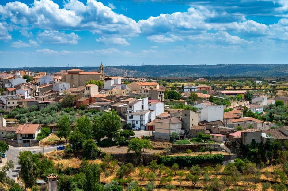 Casas bajo cielo azul y campos verdes, en la sala de chat de Alcolea del Río