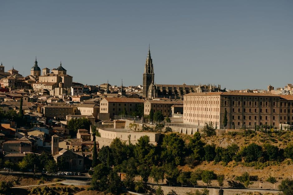 Horizonte de Toledo con torres, cúpulas, cielo azul, en el chat de Els Hostalets de Pierola