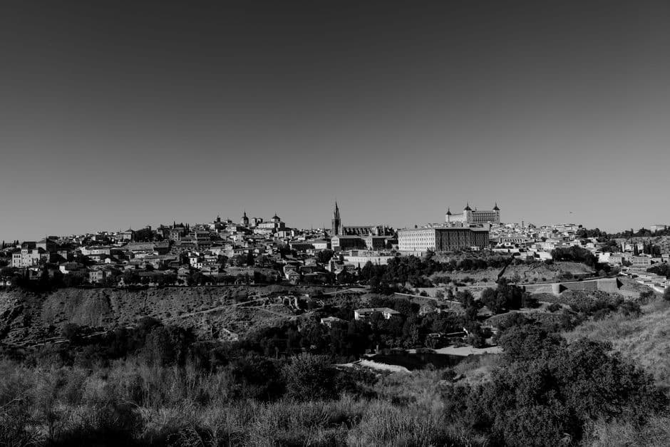 Vista panorámica de Toledo histórico con murallas y río, en la sala de chat de Talarrubias