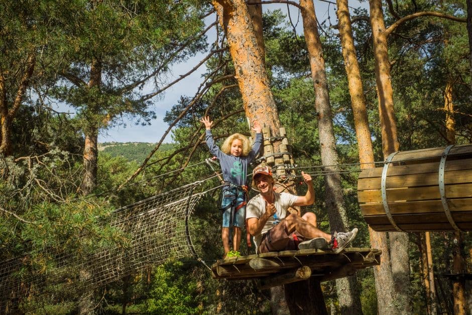 Padre y su hijo en tirolesa sobre el bosque, en la sala de chat de Campdevànol
