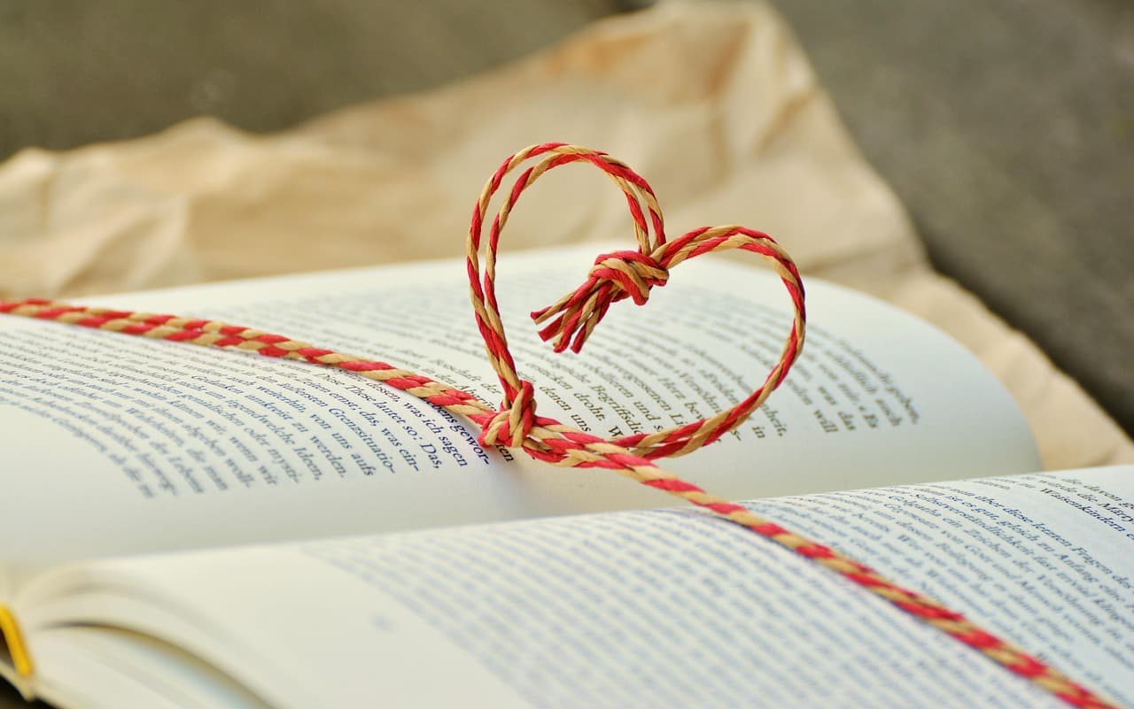 Libro y regalo con tarjeta corazón, en el chat de A Baña