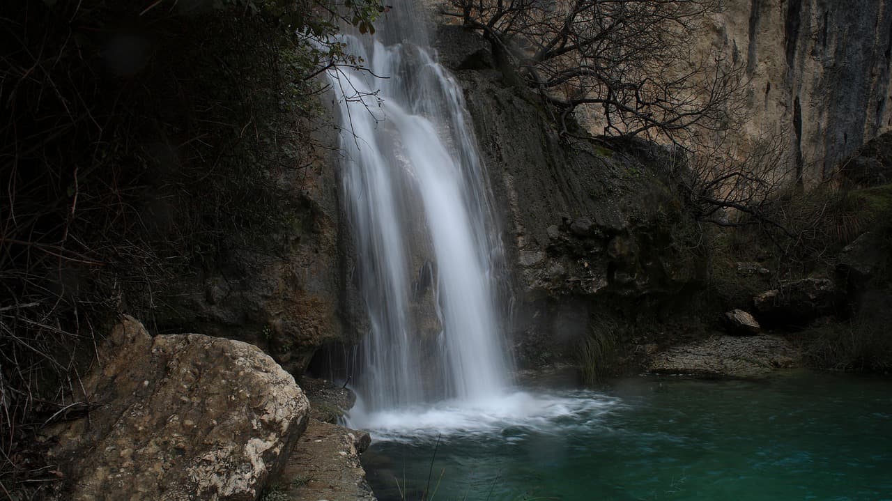 Cascada sobre río entre bosque y montañas, en la sala de chat de Moraleda de Zafayona