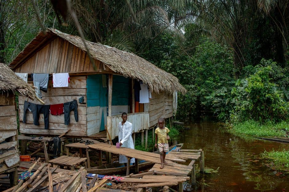 Granero de madera en una jungla densa, en la sala de chat de Evinayong