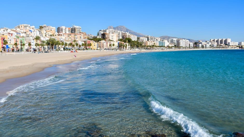 Edificios bajos frente al mar con cielo despejado, en el chat de Torrenueva Costa