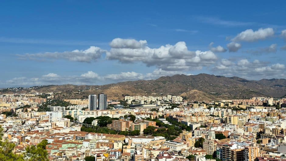 Panorámica de Málaga con montañas al fondo, en la sala de chat de Benamocarra