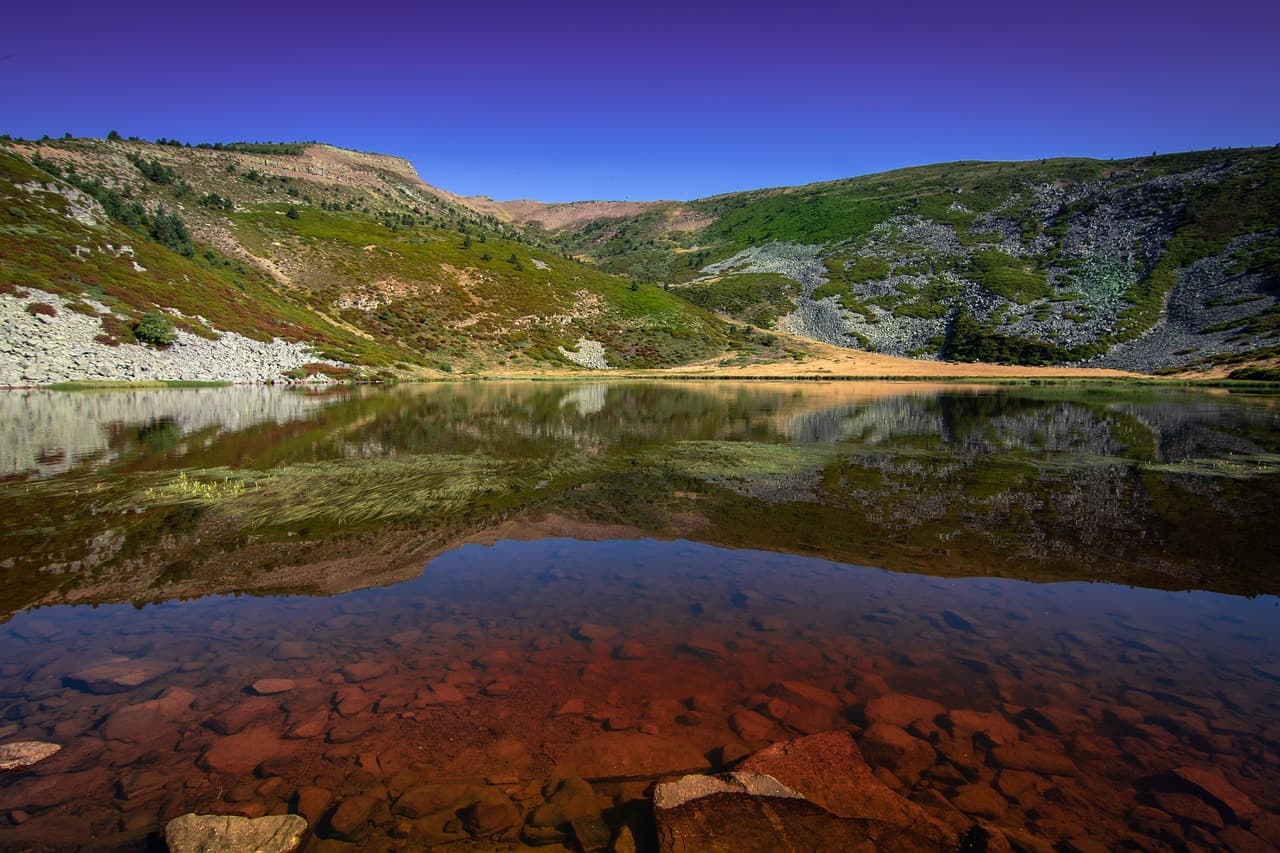 Montañas nevadas reflejadas en un lago tranquilo, en el chat de Espejo