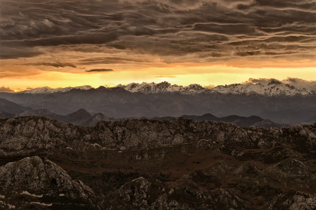 Montaña bajo un cielo nublado al atardecer, en la sala de chat de Colunga