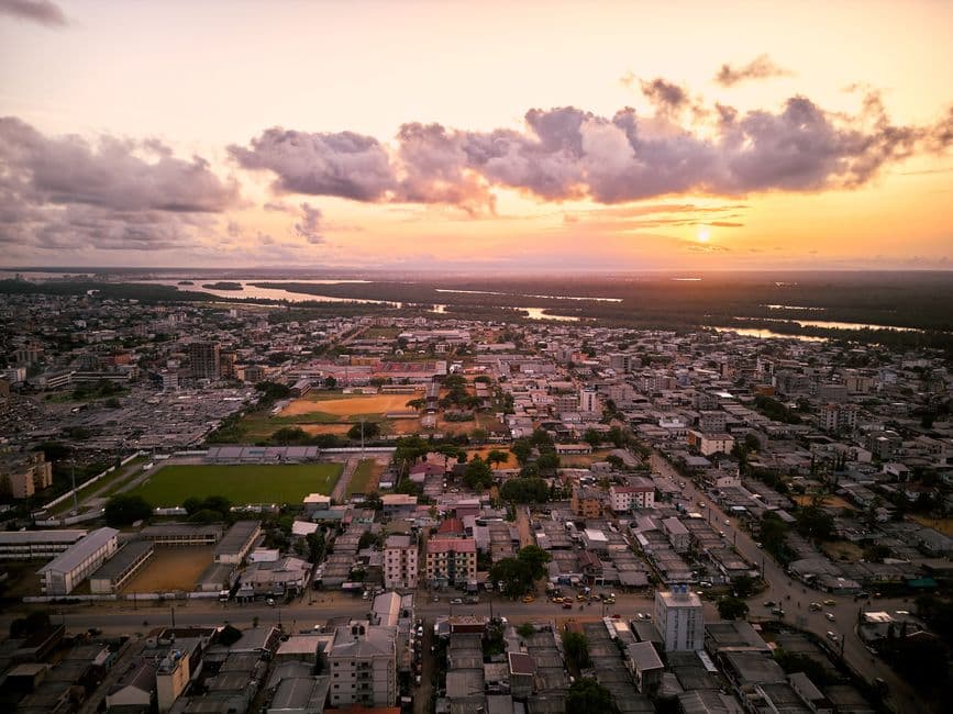 Casas y edificios urbanos al atardecer, en la sala de chat de Añisoc