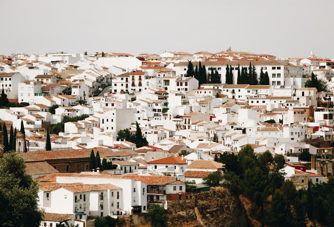 Casas blancas y marrones vista aérea sobre colinas, en el chat de La Pobla de Segur