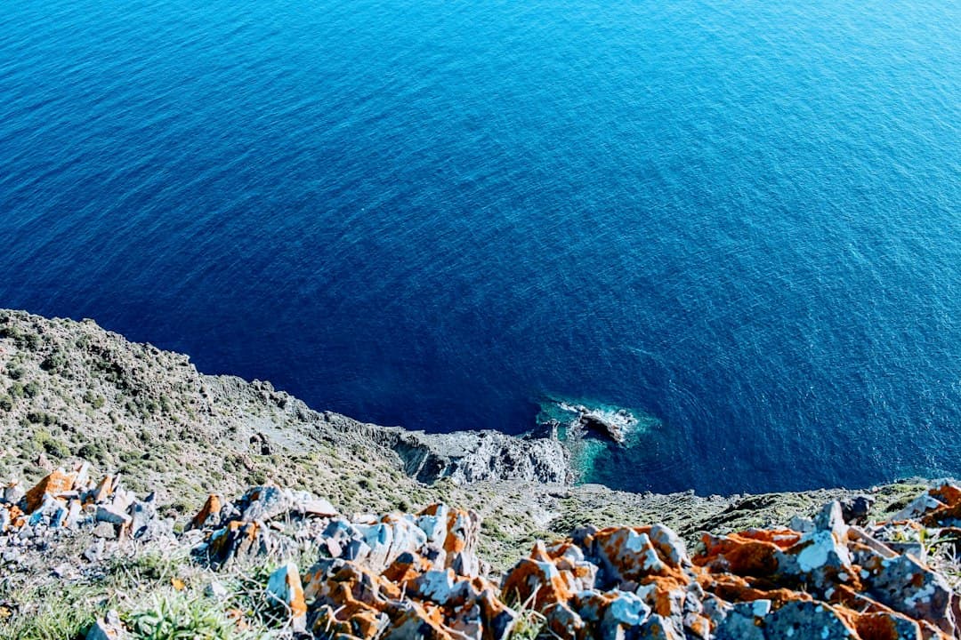 Vista panorámica de un lago azul rodeado de colinas verdes, en el chat de Gádor