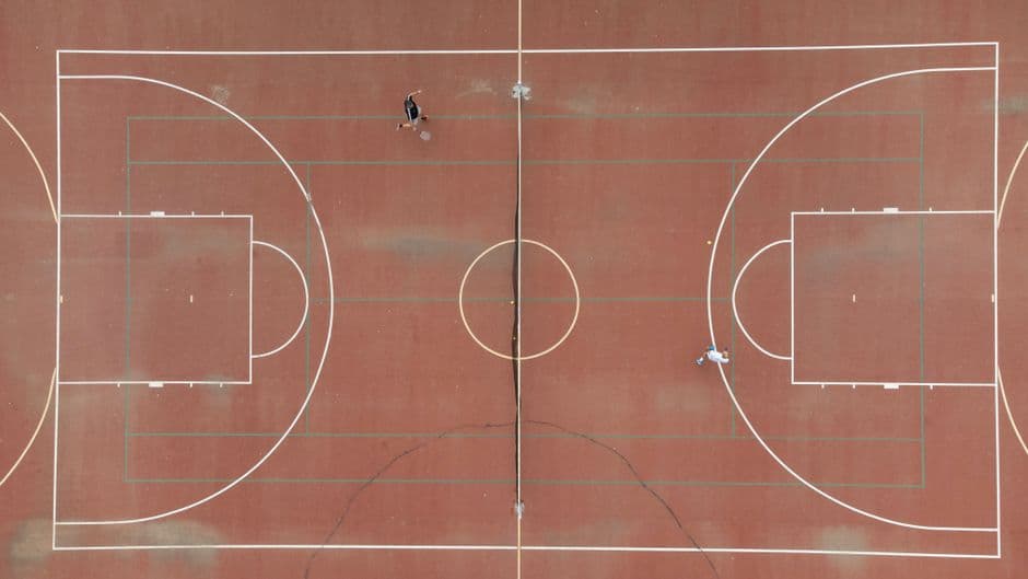 Vista aérea de hombres jugando al tenis en pista, en el chat de Ribera del Fresno
