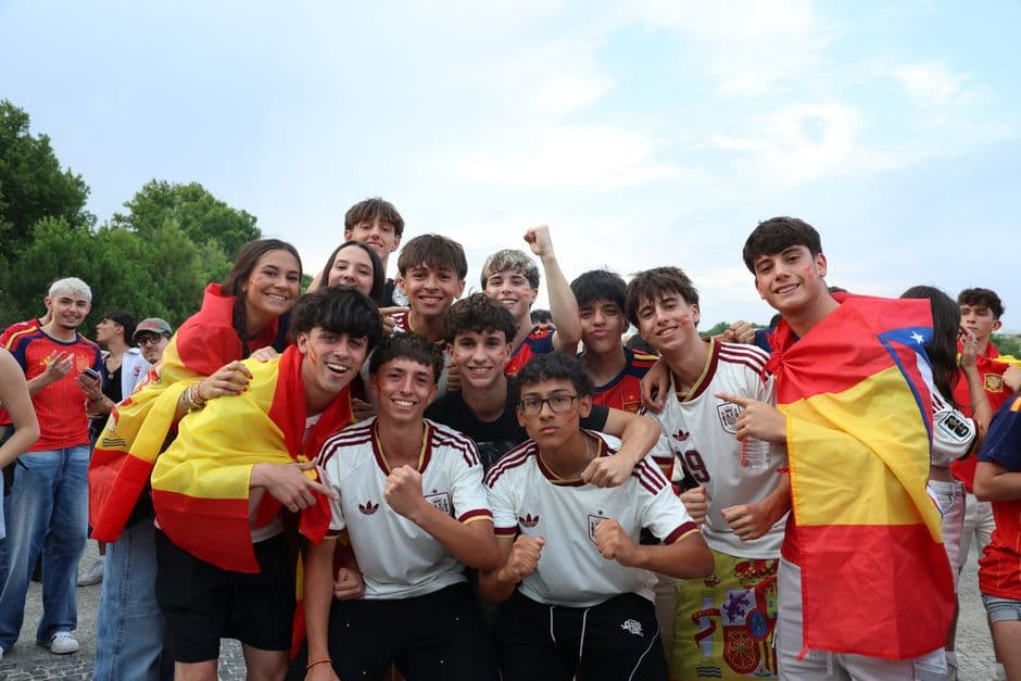 Grupo alegre de aficionados al deporte con banderas y camisetas, en el chat de Los Gallardos