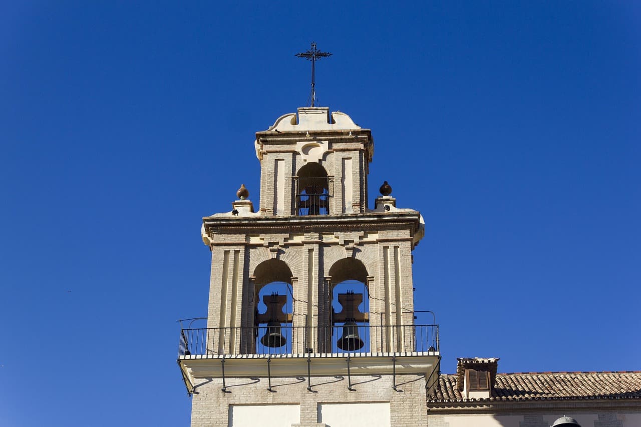 Campanario y espada en una iglesia, en el chat de Ramales de la Victoria